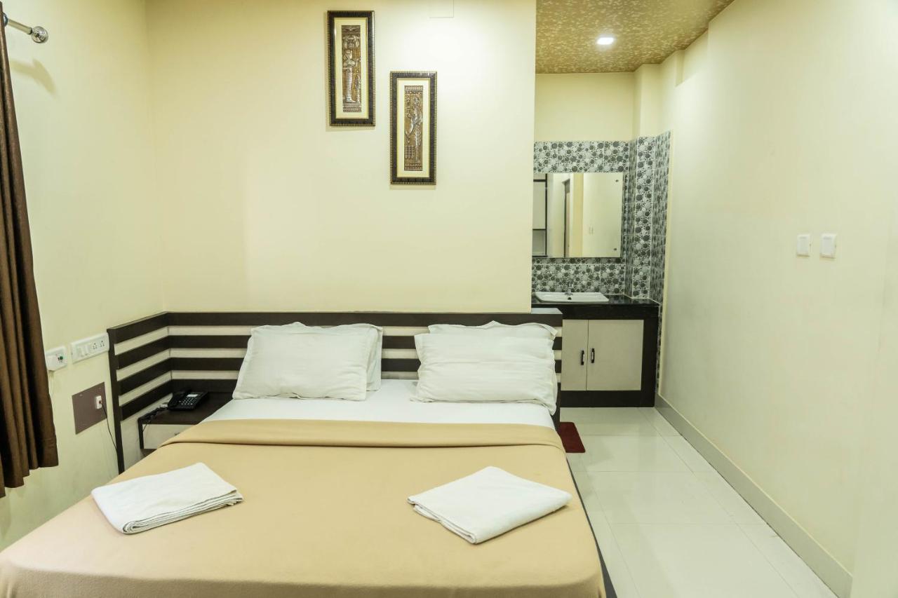 Hotel Bnson Blue Каттак Экстерьер фото